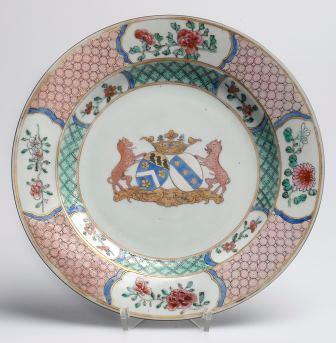 NK 339-F - Plate, porcelain, glazed, polychrome decorations with two oval coats of arms borne by leopards, 'chine de commande'