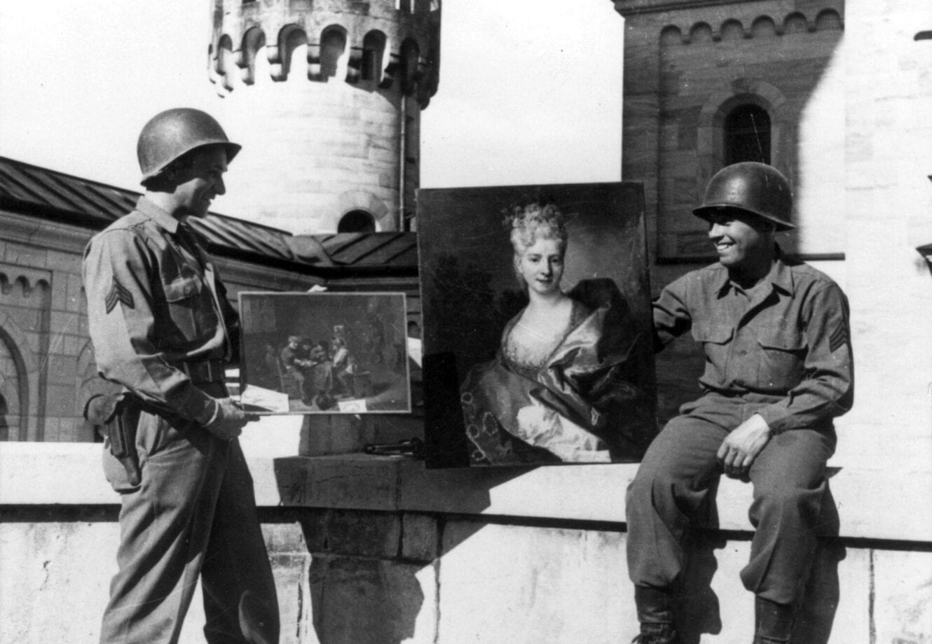 Amerikaanse soldaten tonen roofkunst op het Duitse kasteel Neuschwanstein, 1945