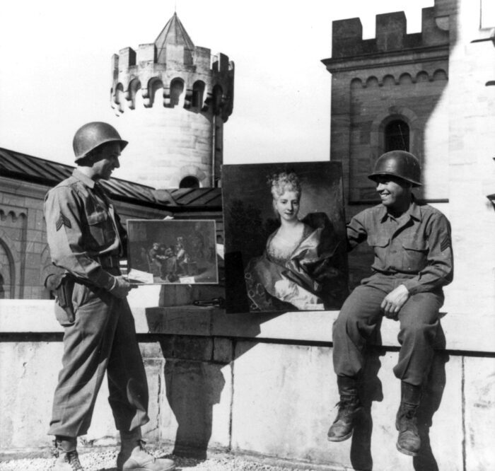 Amerikaanse soldaten tonen roofkunst op het Duitse kasteel Neuschwanstein, 1945