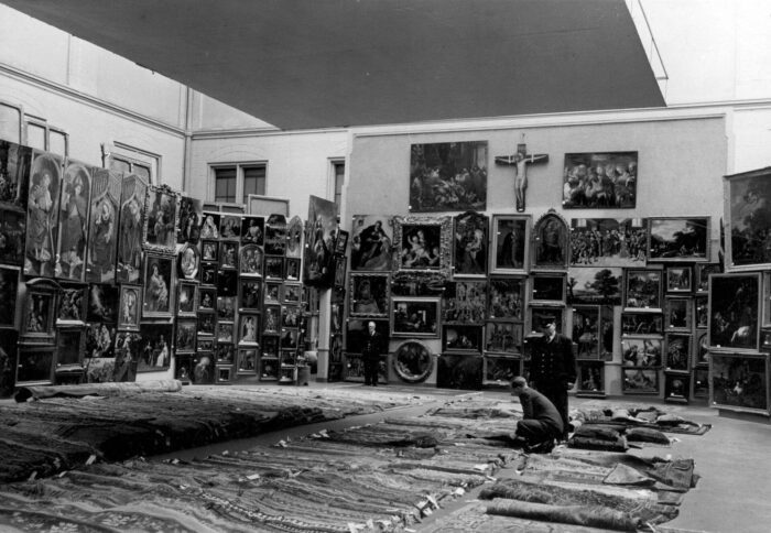 ENGELS: 'Claimtentoonstelling' van schilderijen, tekeningen en tapijten in het Rijksmuseum, 1950