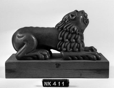 NK 411 - Liggende leeuw van brons (foto: RCE)