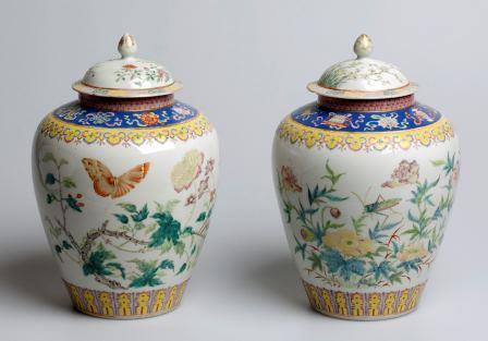 NK 532-A-B - Two china jars and covers with polychrome decor of flowering branches, a butterfly and a grasshopper (photo: RCE)
