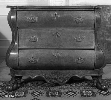 NK 994 - Eighteenth-century commode in the style of Louis XVI (photo: RCE)