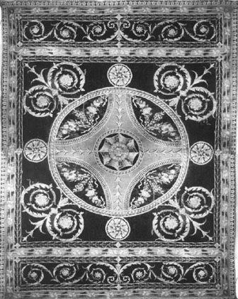 NK 1066 - Savonnerie tapijt met centraal medaillon en rijke decoratie in bruin en rose (foto: RCE)
