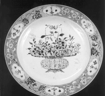 NK 504 - China 'Famille Rose' plate with decor of flowervase (photo: RCE)