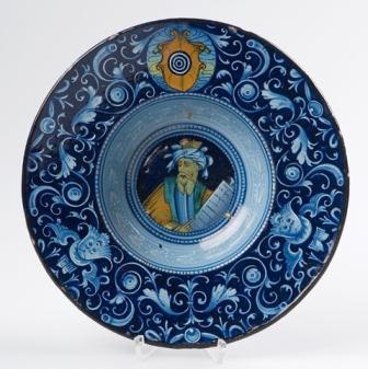 NK 223 - Glazed pottery dish with polychromed decor of bust of a prophet and grotesques on the rim (Italy, 17th century)