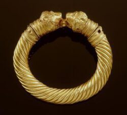NK 865 - a gold bracelet (photo: Rijksmuseum van Oudheden)