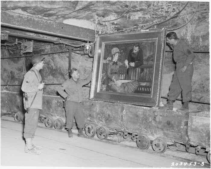 Het schilderij Wintertuin van Edouard Manet ontdekt in de zoutmijn van Merkers, Duitsland, april 1945 (beeld: National Archives and Records Administration)